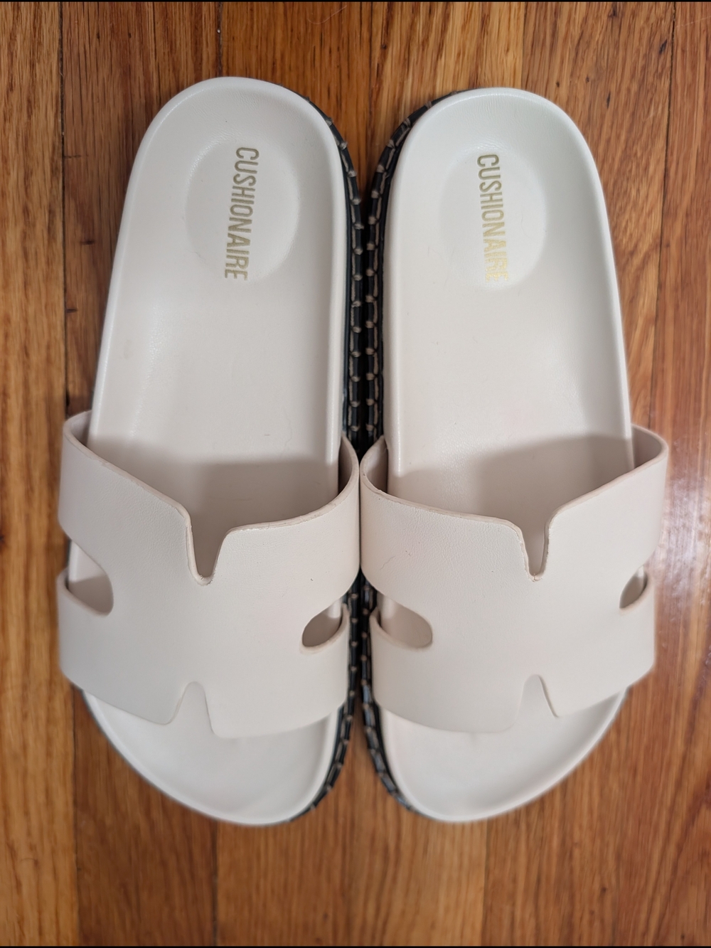 Cushionaire Women’s Cream Faux Leather Slide Sandals Size 8.5W (Wide)